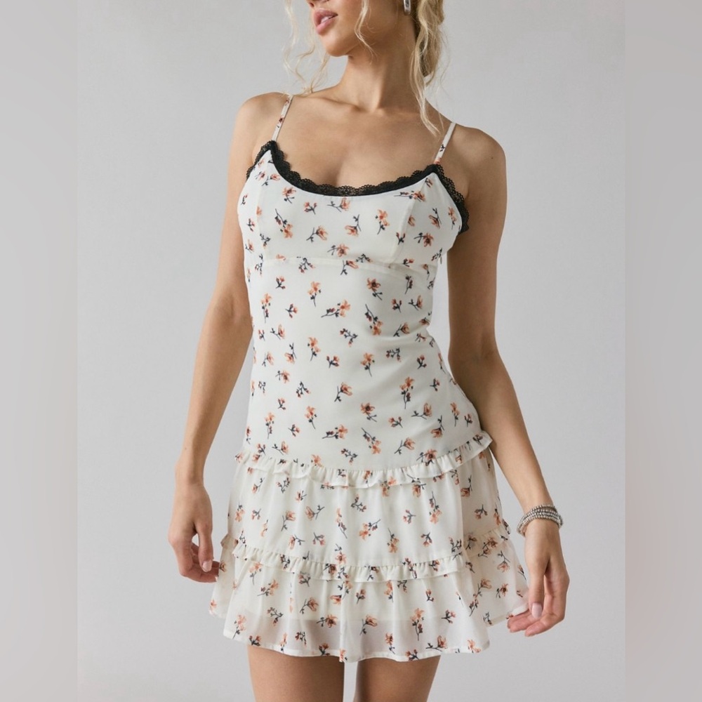 🟤NWT KIMCHI BLUE Cleo Lace Trim Chiffon Slip
Mini Dress in Off-White Floral